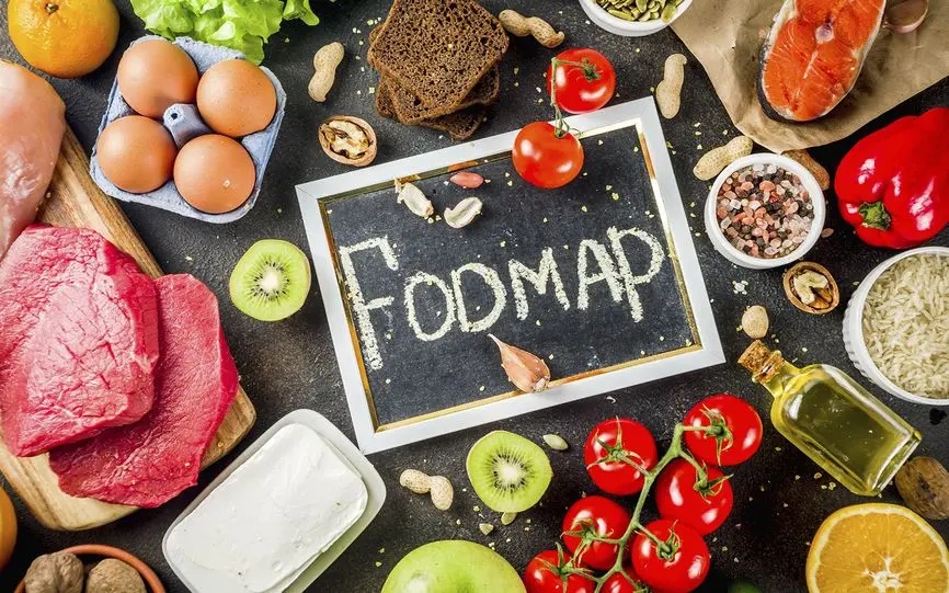 Et bord med ulike matvarer og et skilt der det står "FODMAP".
