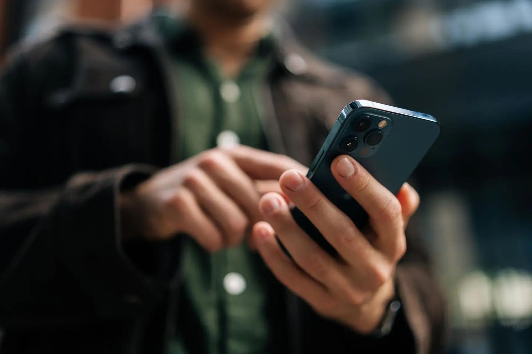 Man med smarttelefon