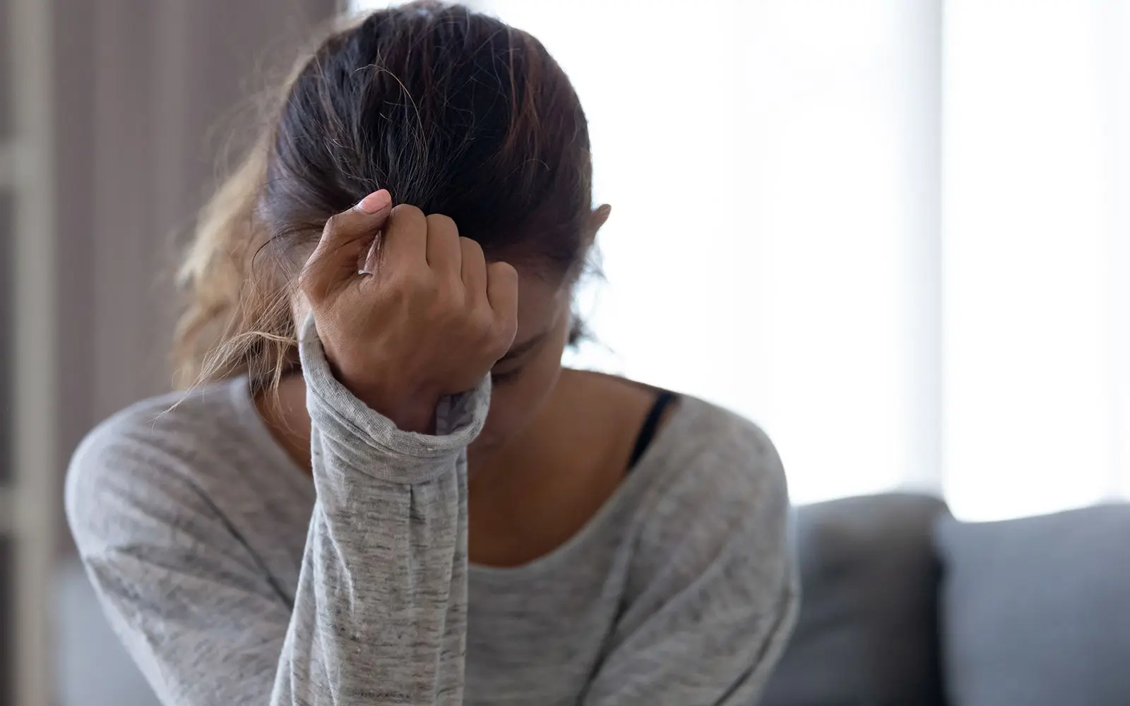 Kvinne som ser ut til å være litt urolig