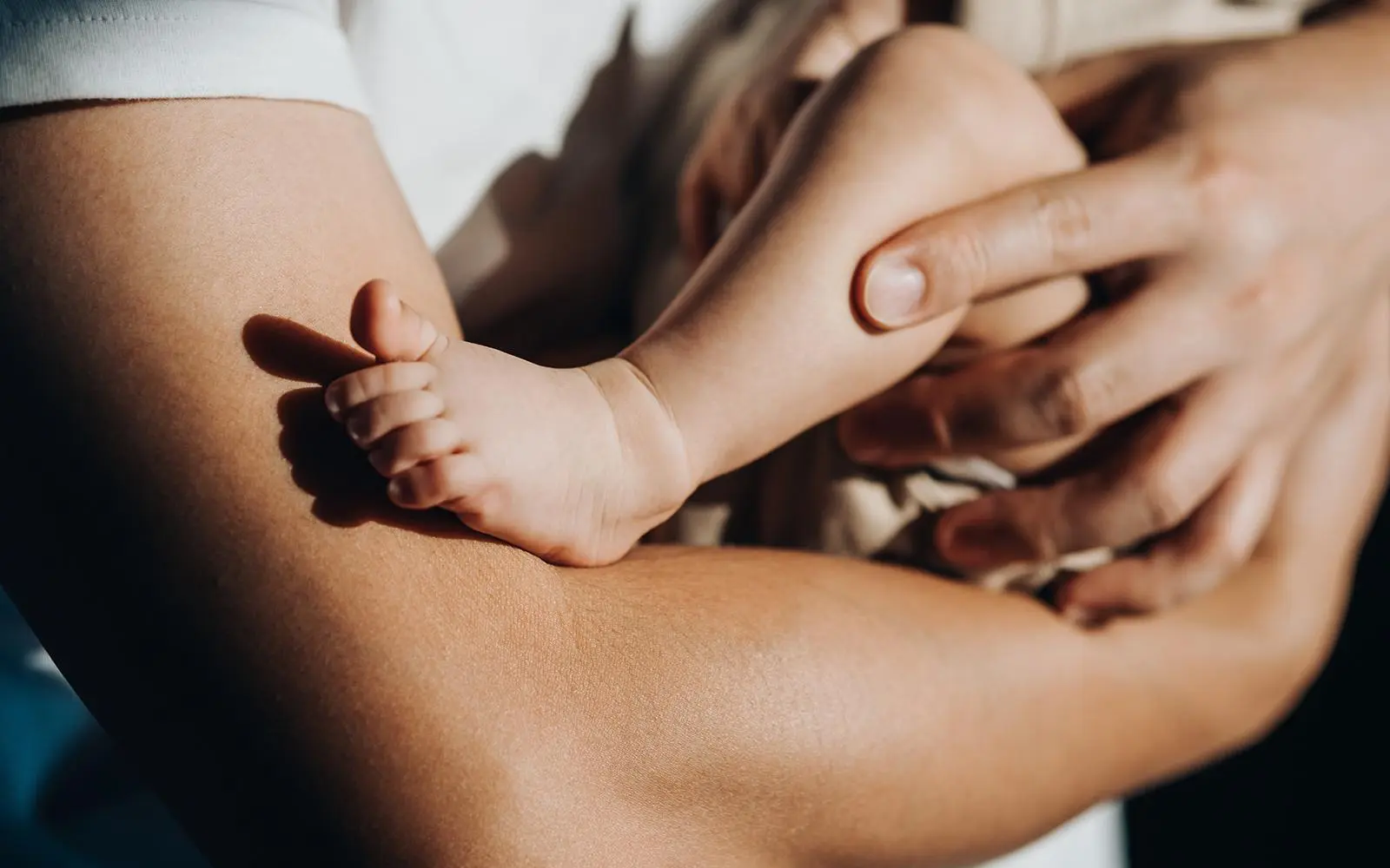 Baby blir holdt i fars armer