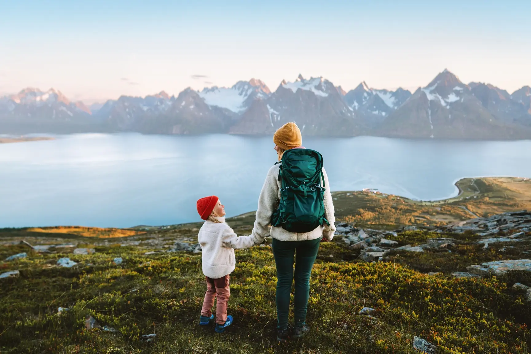 Person på fjelltur med tursekk i norsk natur om sommeren