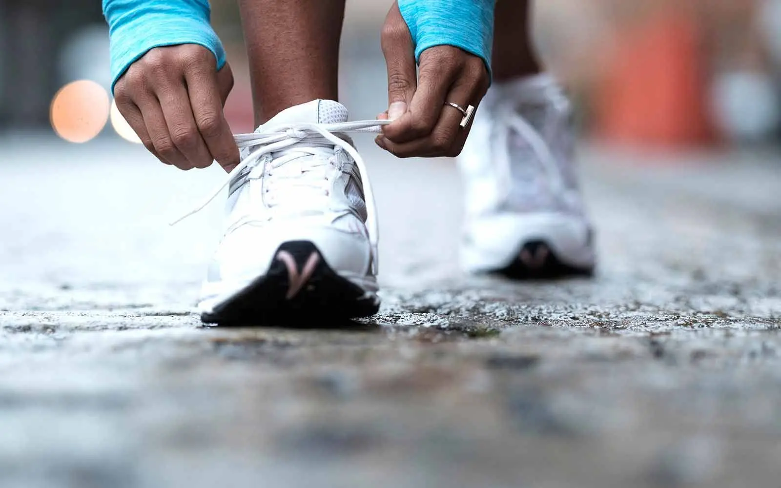 Bilde av en person som knyter skolisser på joggeskoene.