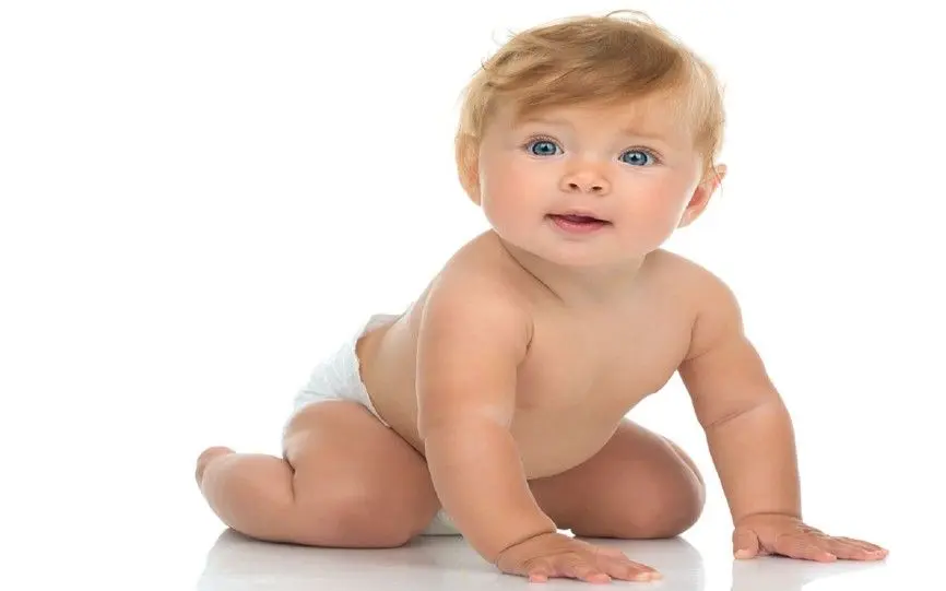 En baby med bleie står på alle fire