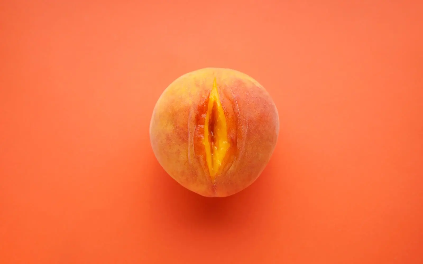 Fersken på oransje bakgrunn