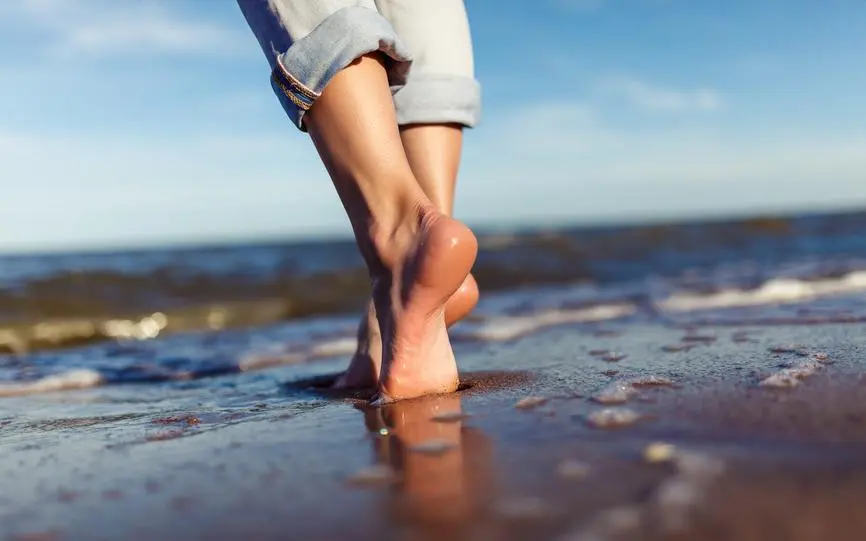 Person som vasser i strandkanten