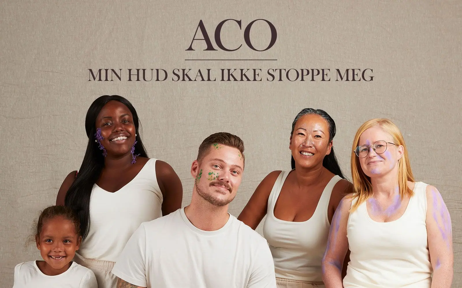 En liten gruppe ulike mennesker med farger i ansiktet