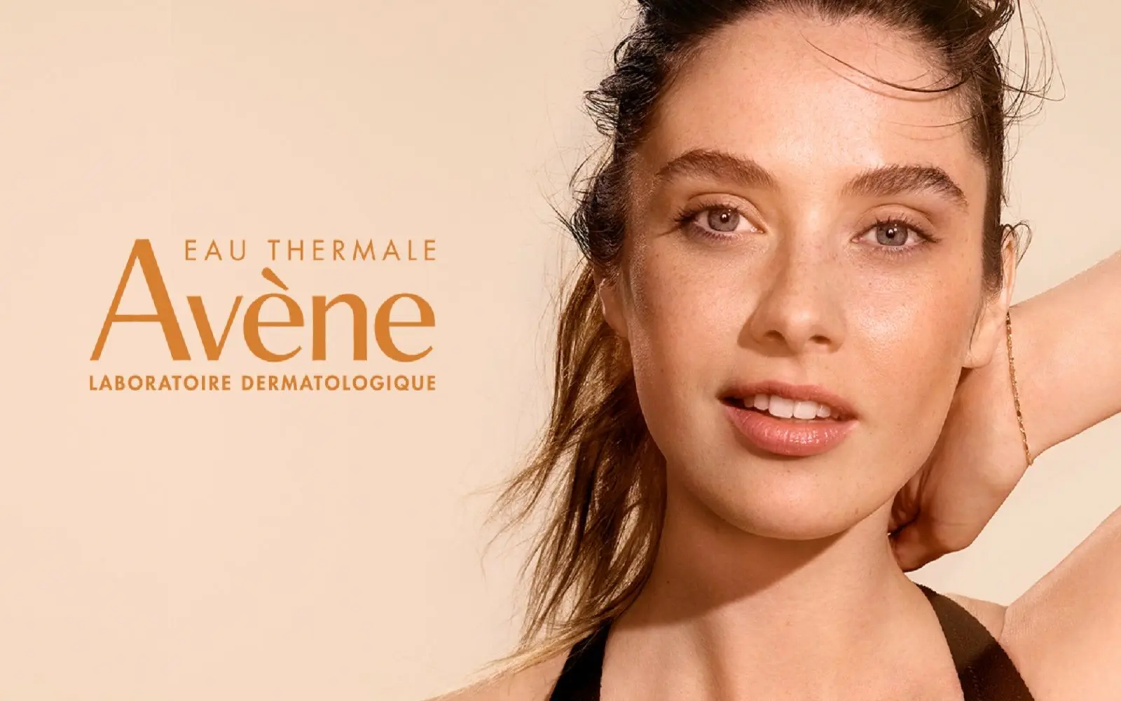 Et kvinne ansikt ved siden av teksten Eau Thermale Avène laboratoire dermatologique