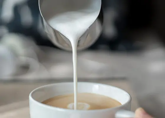 Hvorfor kan det være nyttig med melk i kaffen? Hvorfor kan det være nyttig med melk i kaffen?