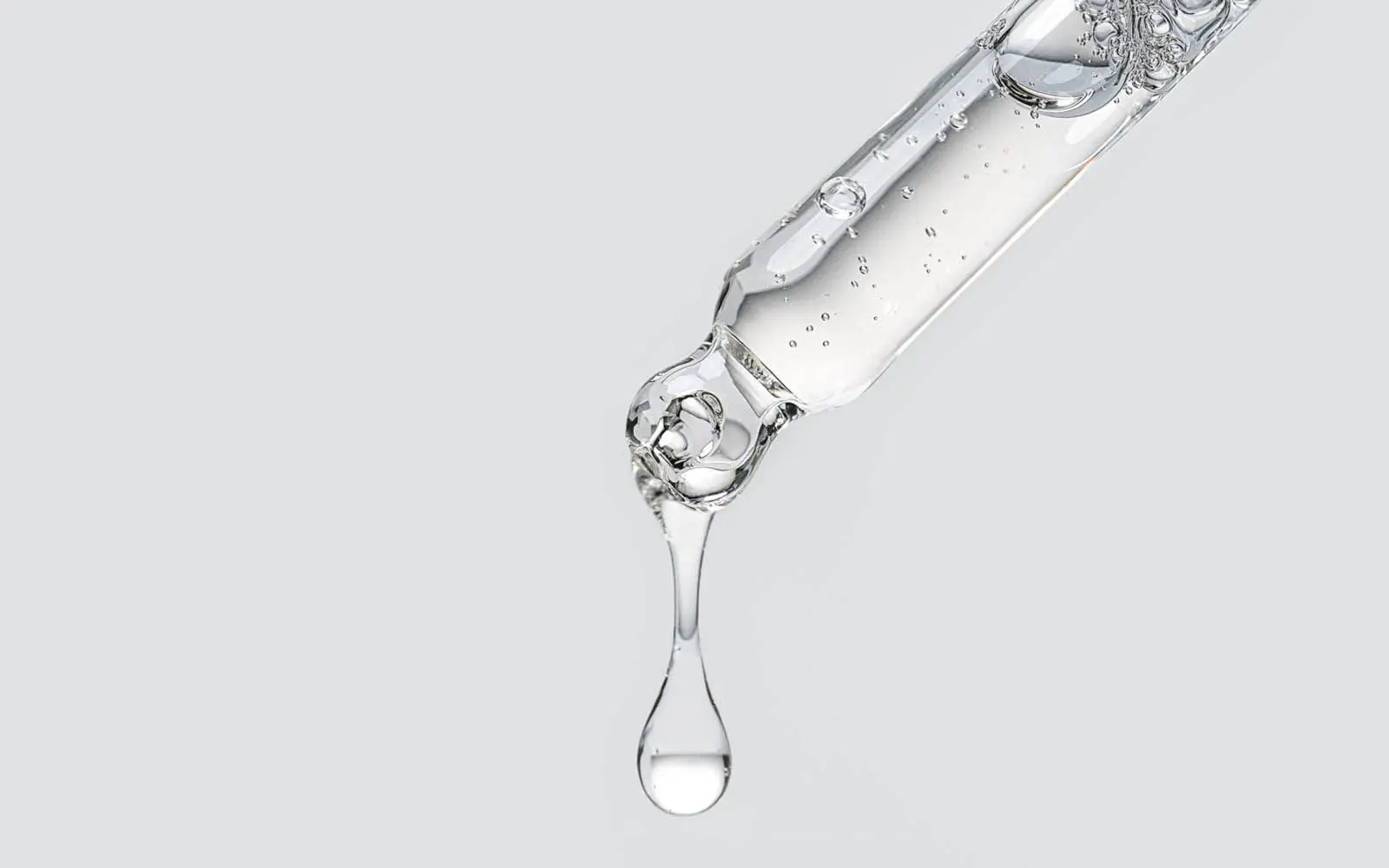 En dråpe med hyaluronsyre dryppes ut av en pipette.