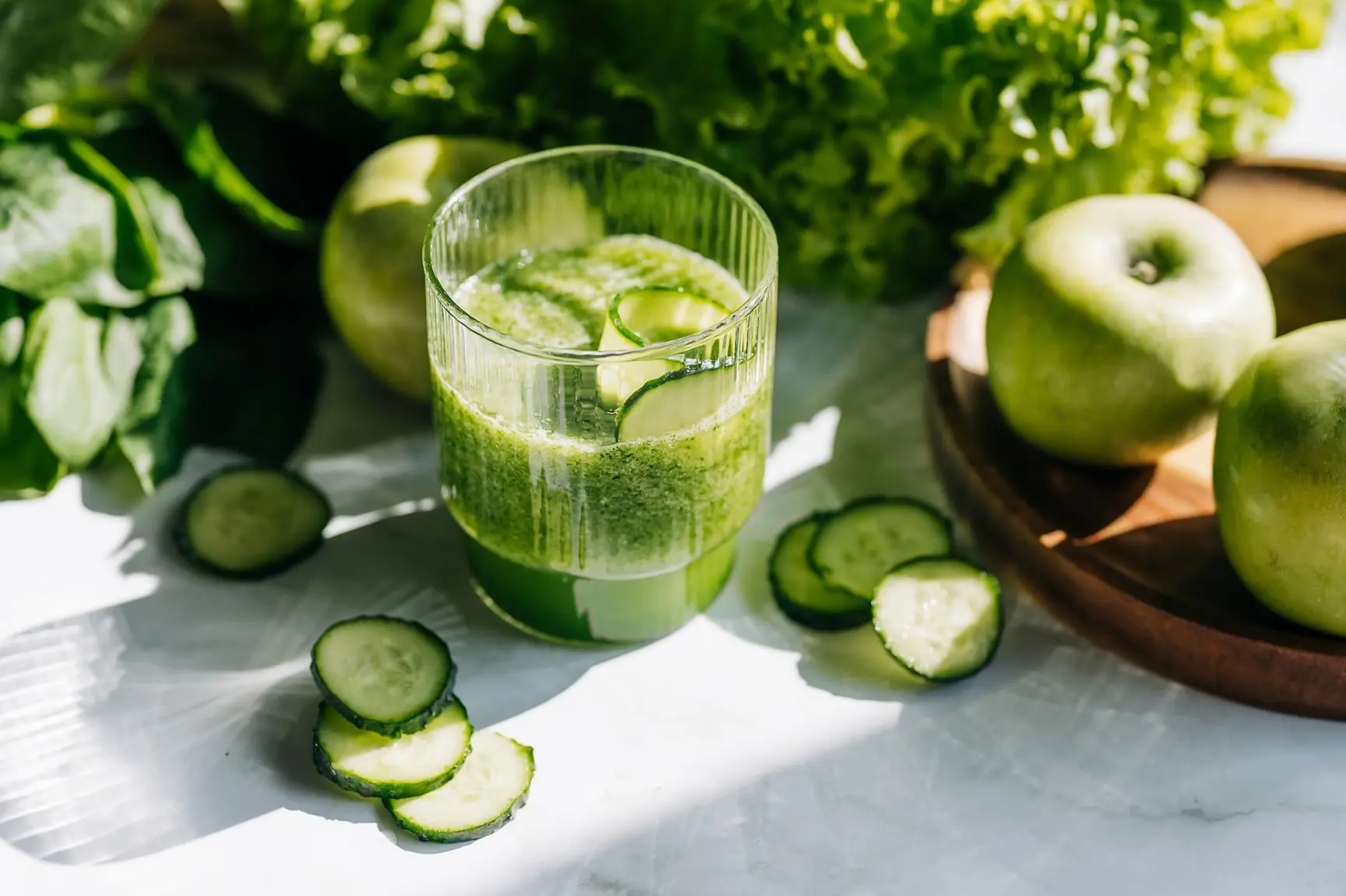 Glass med sunn drikke av agurk og eple