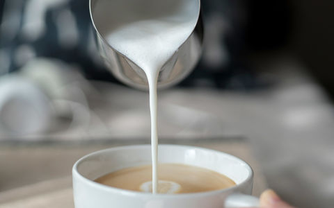 Hvorfor kan det være nyttig med melk i kaffen?