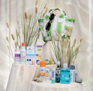 Bilde av en hvit og grønn stripet veske på et bord. I forkant presenteres produkter som er nyttige å ha med på båt.