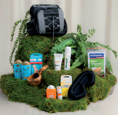 Bilde av en liten tursekk på toppen av mosekledde stener. I fokant vises produkter som er nyiige å ha med i tursekken.