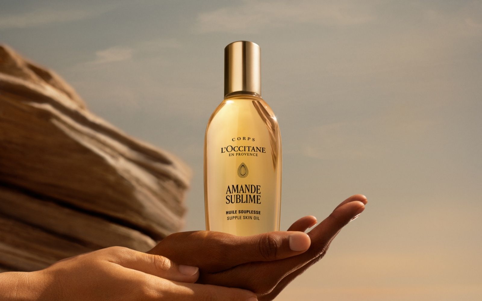 En flaske L`Occitane mandelolje