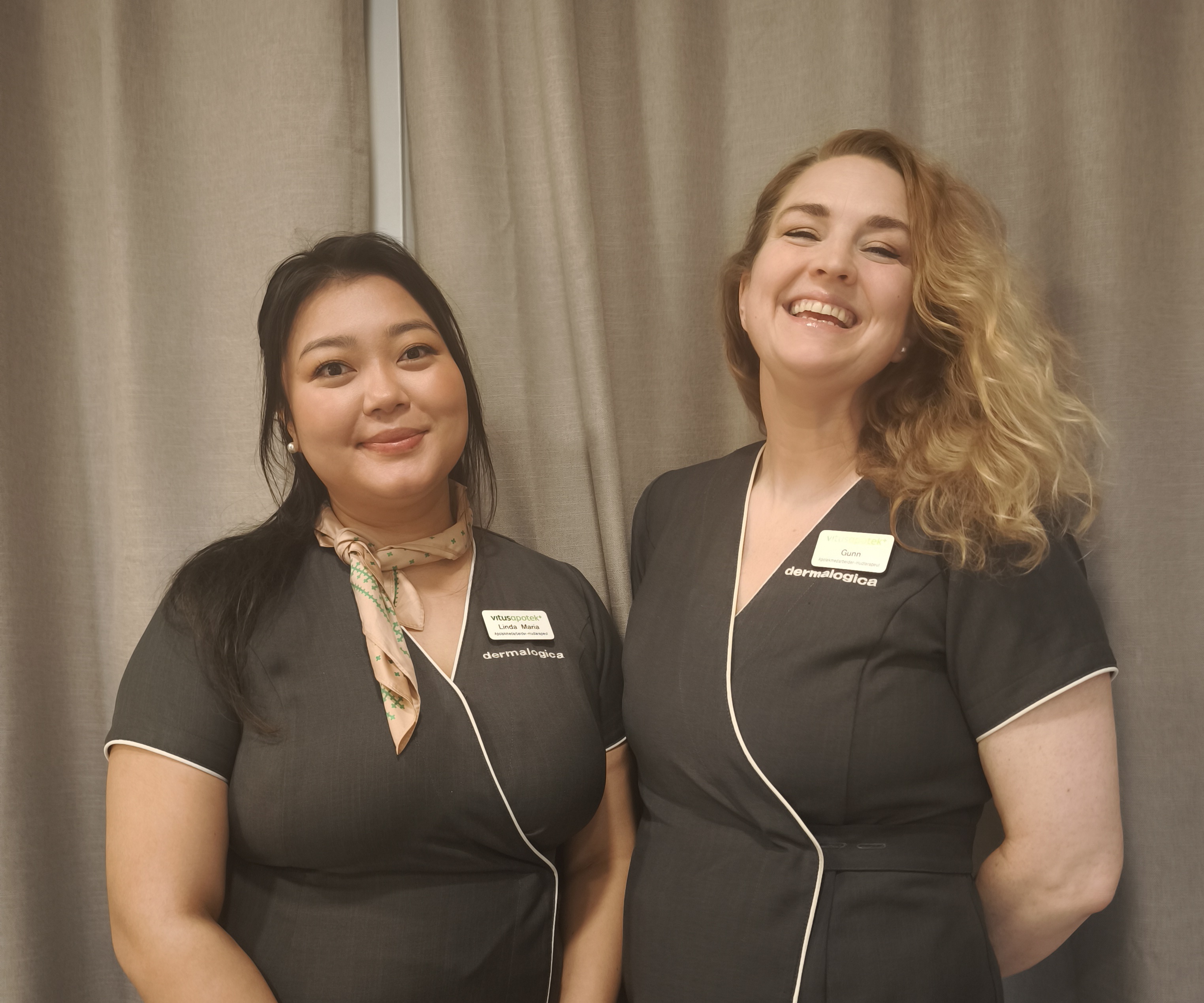 Bilde av Gunn og Linda. To hudterapeuter som jobber ved Vitusapotek Strømmen Storsenter.