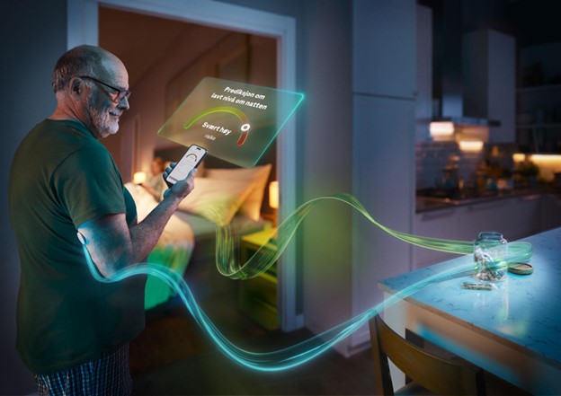 Eldre mann ser på en smarttelefon