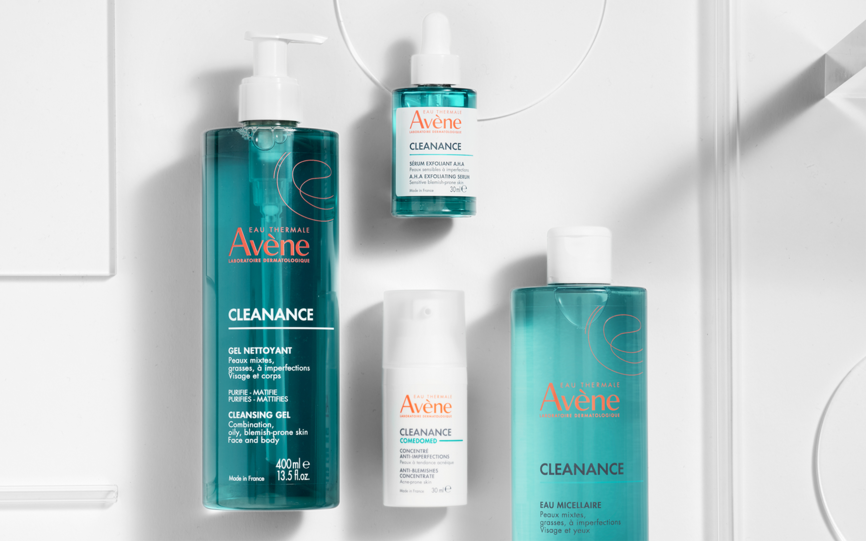 Hudpleieprodukter fra Avene Cleanance liggende på hvit bakgrunn. Serien har hudpleieprodukter til alle stadier av fet og uren hud.