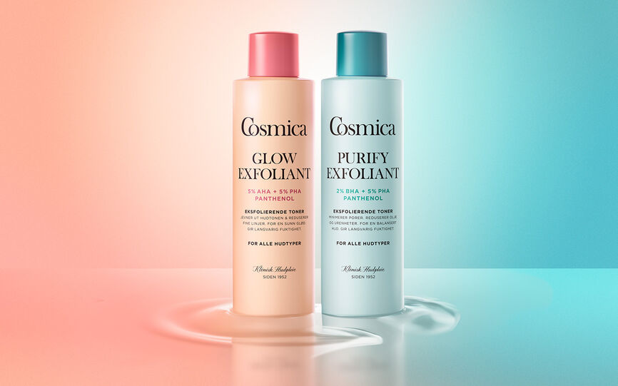 Produktbilde av Cosmica eksfolierende tonere. De to produktene i serien, Cosmica Glow toner og Cosmica Purify toner er presentert side om side.